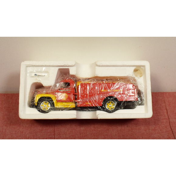 First Gear 1955 Diamond-T Shell Oil Tanker Die-Cast Metal Replica Vehicle 1/34 - Picture 1 of 7